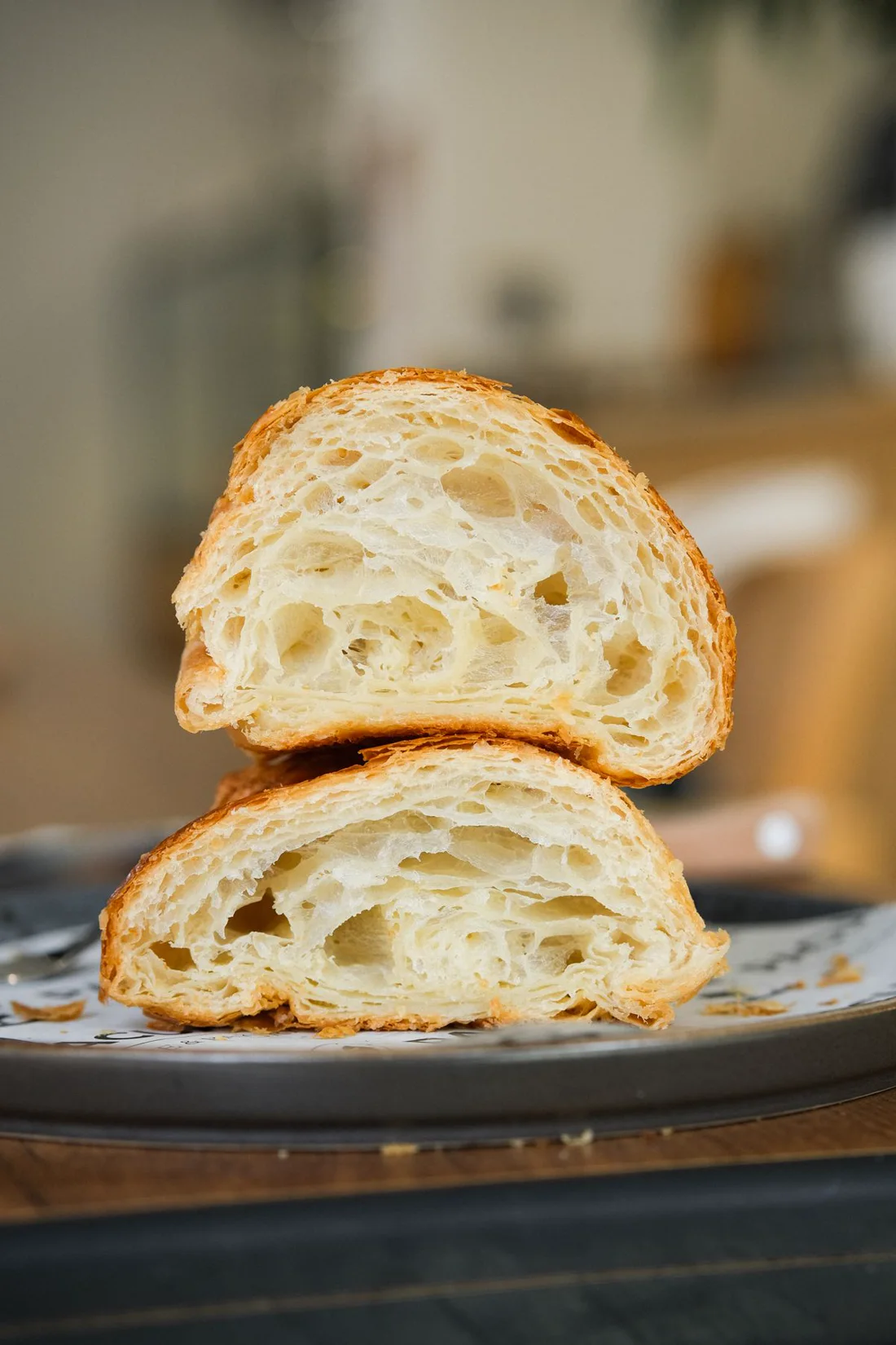 Croissants dorados bajo un haz de luz