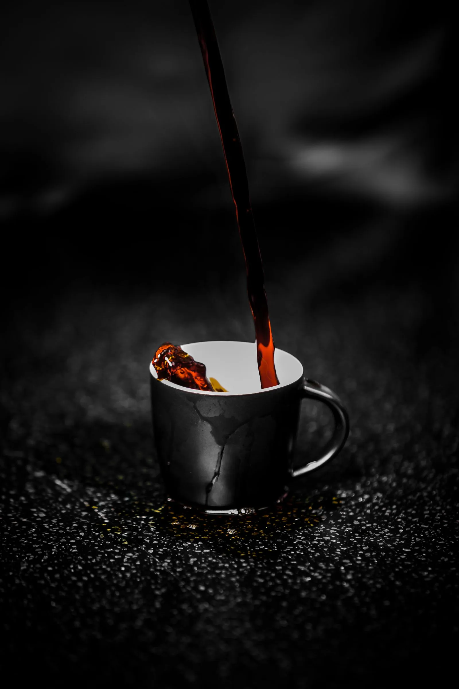Café sirviéndose en una taza negra