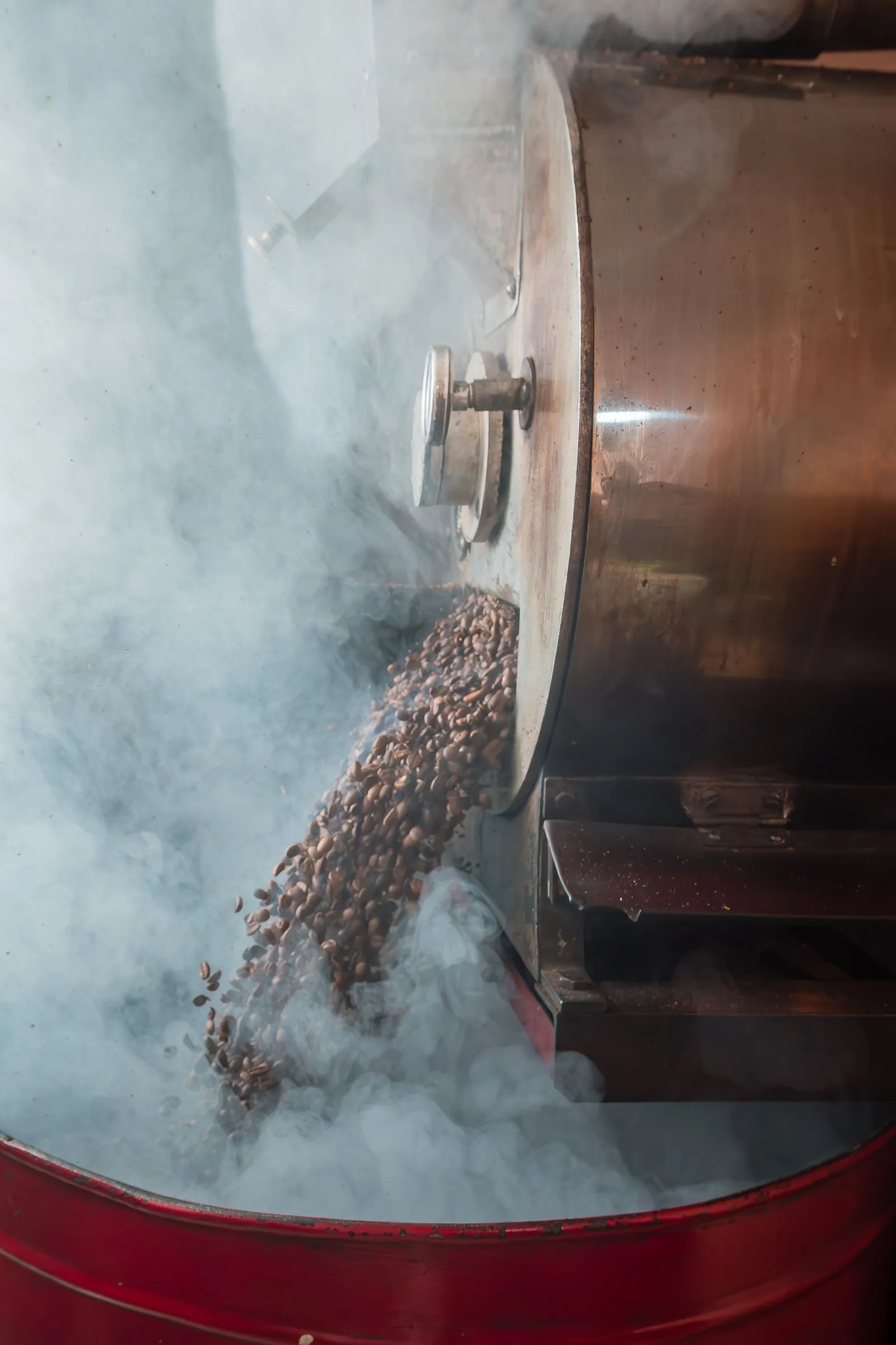Tostadora de café liberando vapor