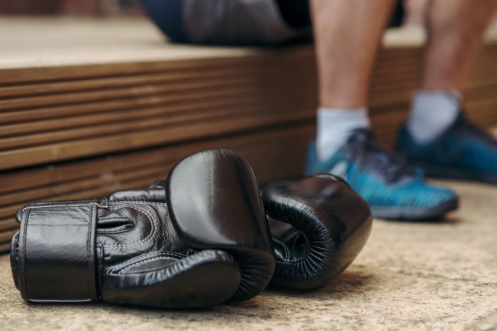 Guantes descansando sobre el suelo del gimnasio