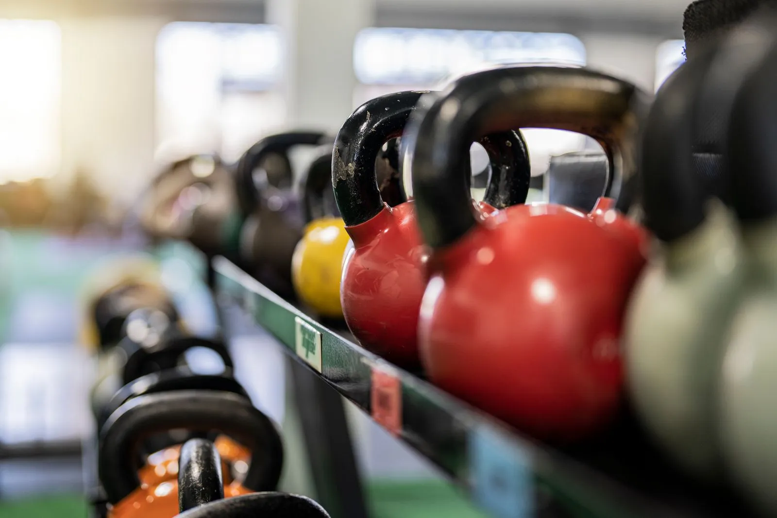 Fila de kettlebells listas para el circuito