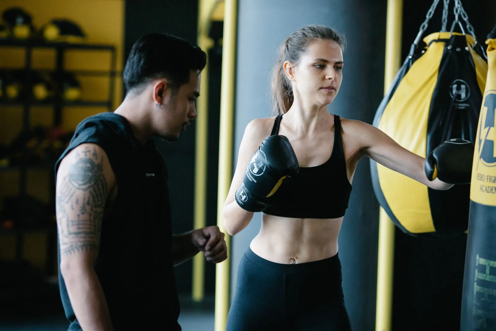 Entrenamiento de box en saco con coach