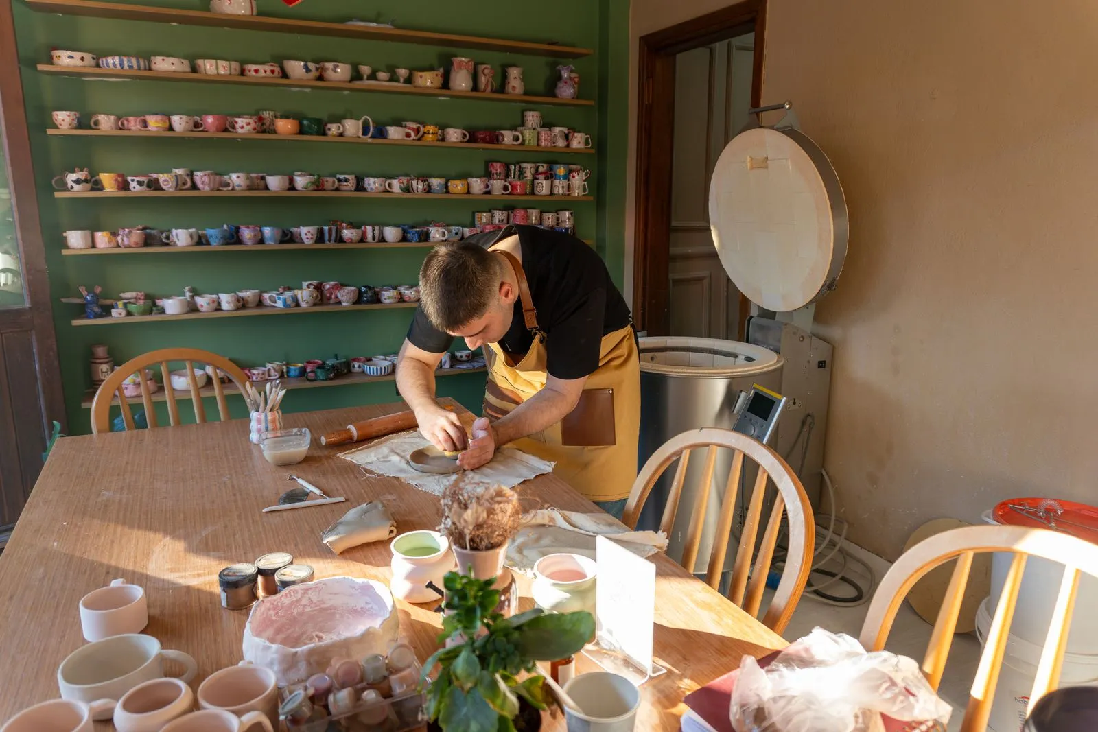 Ceramista amasando pasta en el taller